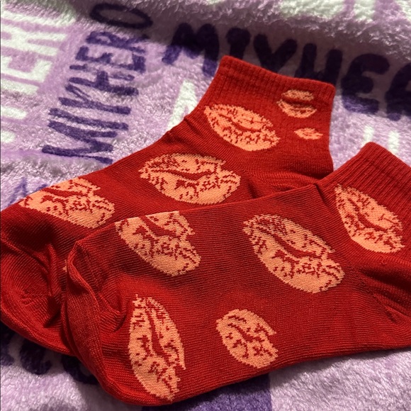 Red Lip Print Socks with acrylic lips earrings - Picture 4 of 4